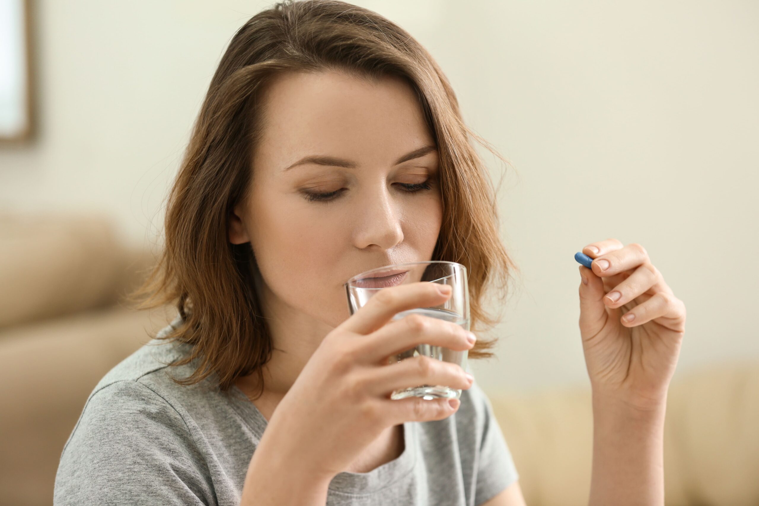 Une personne prenant un médicament