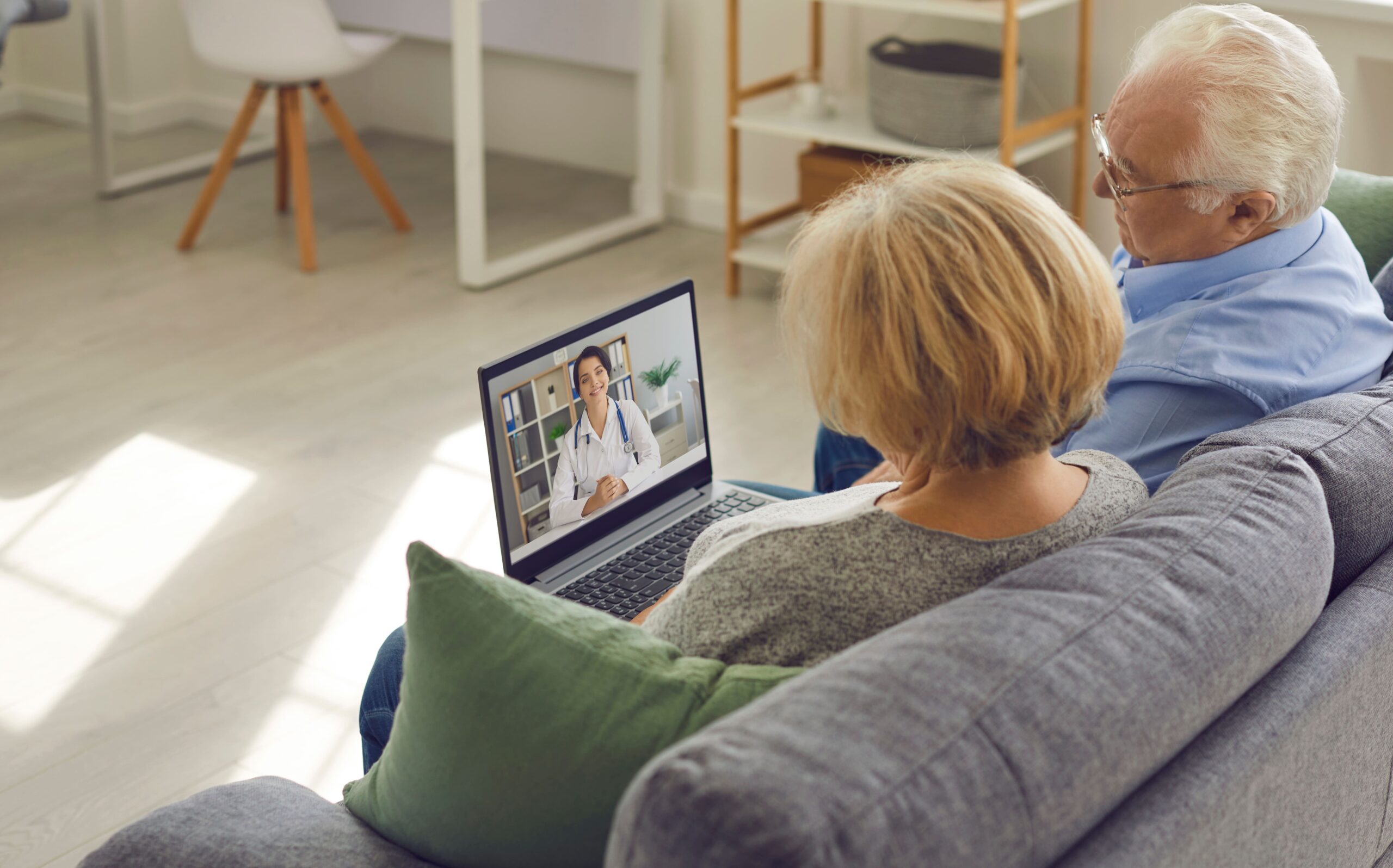 Deux personnes à domicile visioconférences médecin